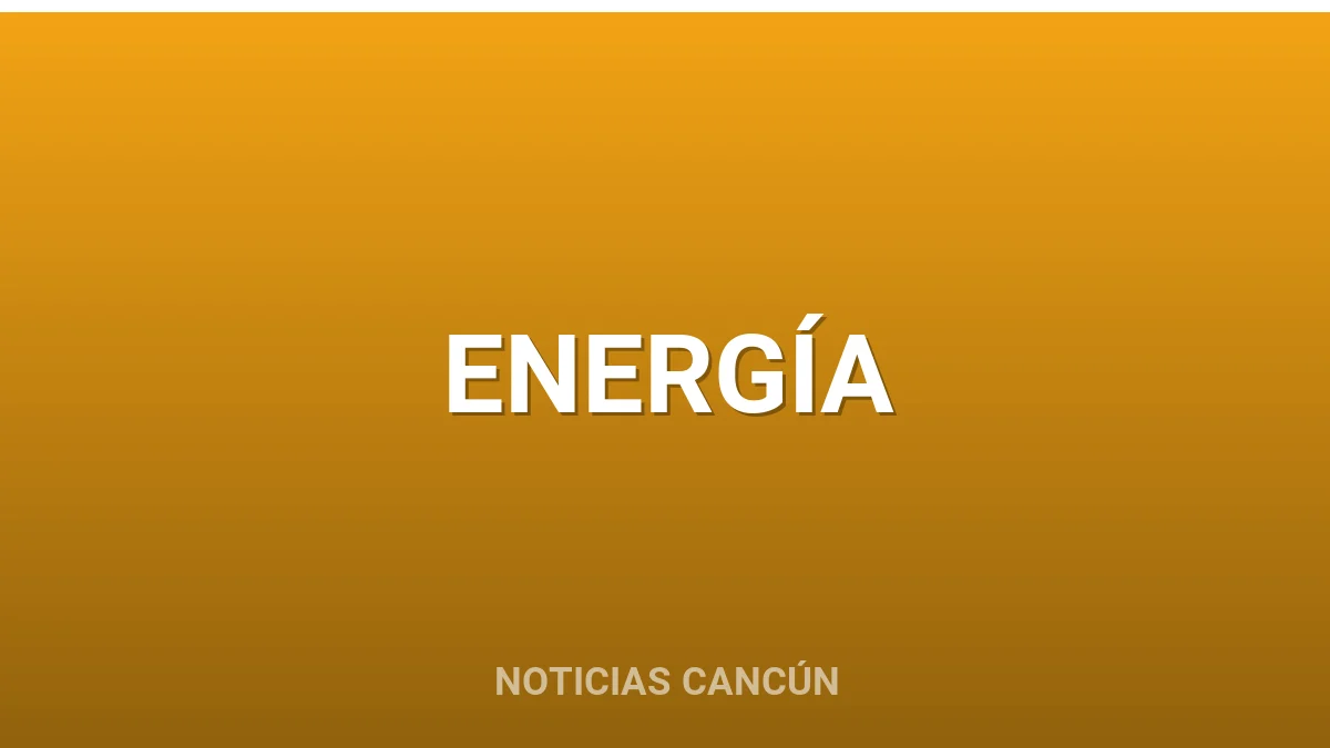 Postes de electricidad en una colonia de Cancún en proceso de electrificación