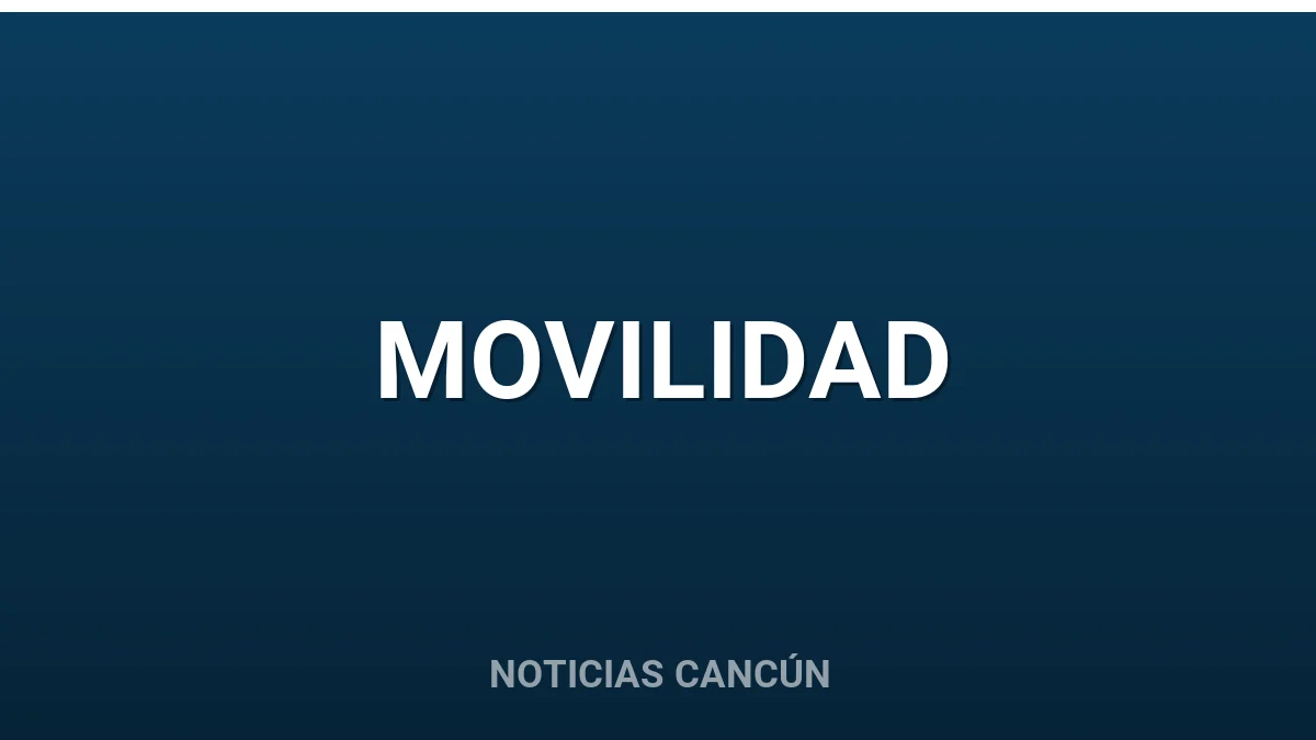 Ciclistas y familias recorren la avenida Bonampak durante el Paseo Cancunense Nocturno