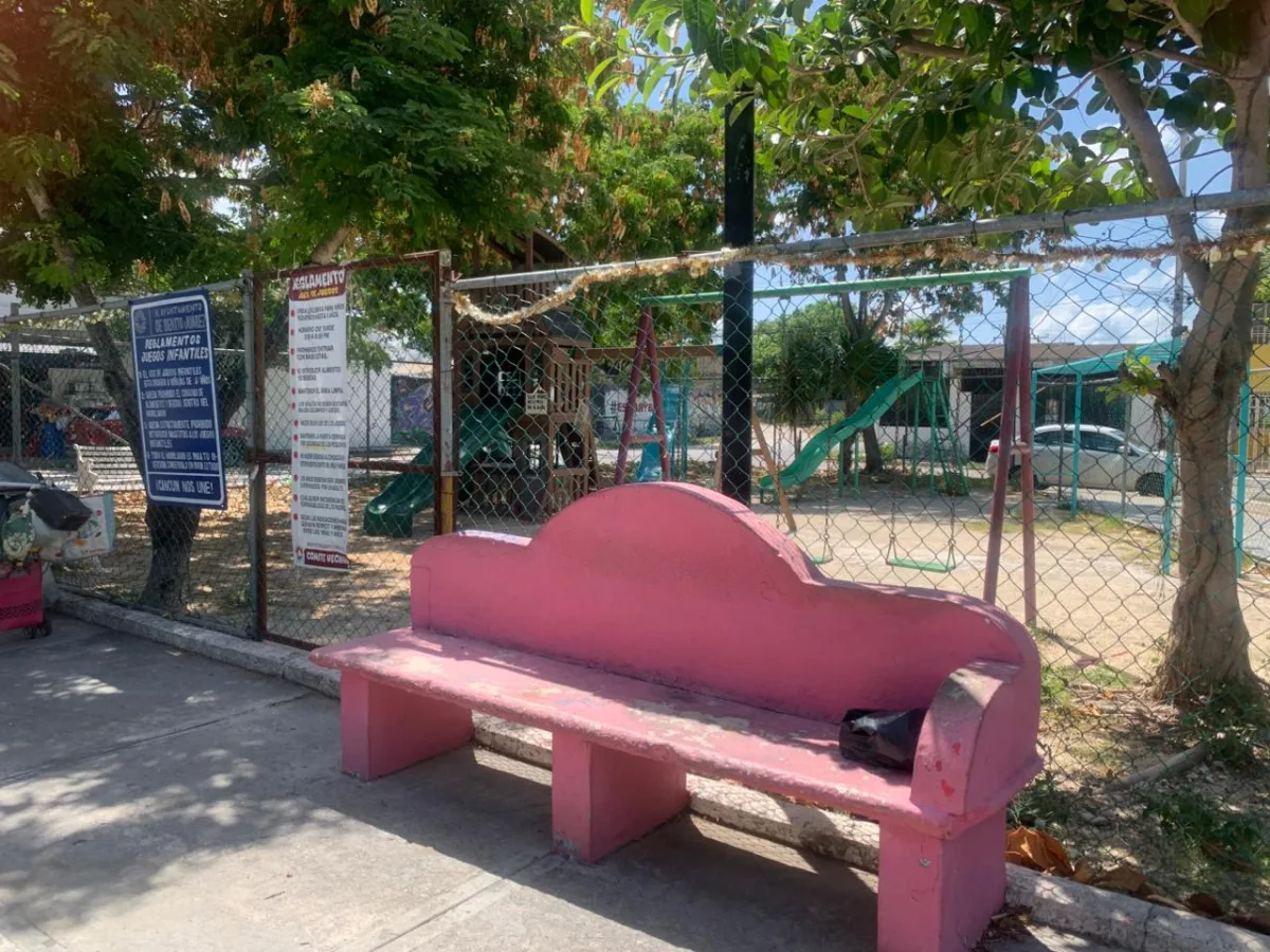 Área de juegos infantiles cercada en una colonia de Cancún