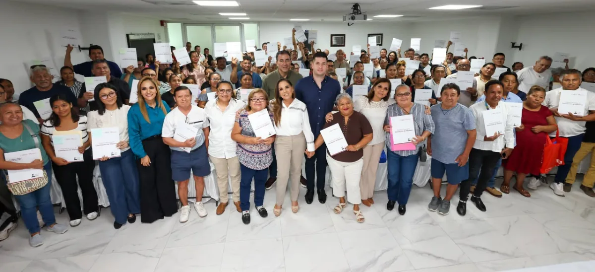Familias reciben documentos de cancelación de hipoteca en Cancún