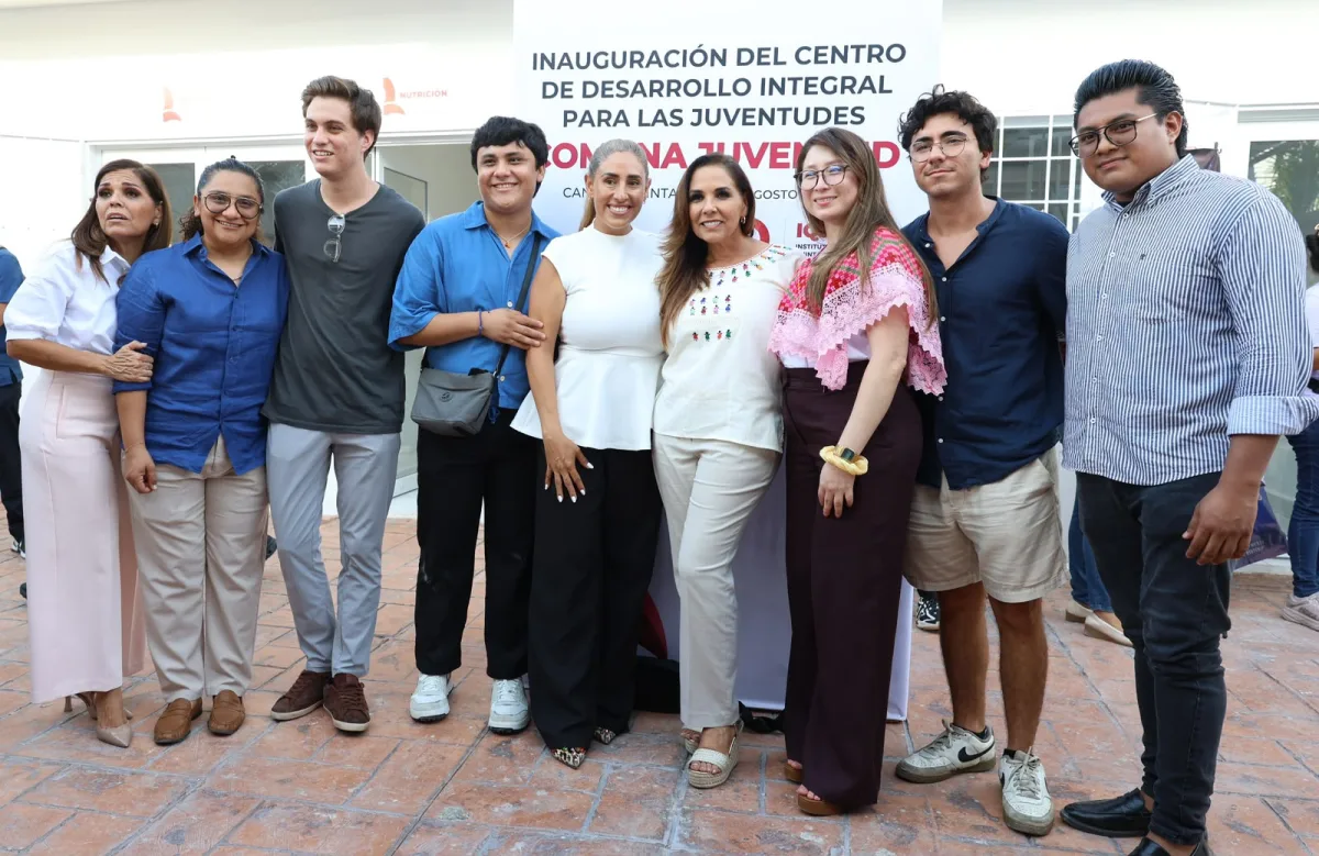 Young people in a technology lab at the new Comuna Juventud center in Cancún