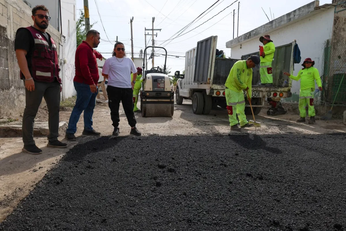 Cuadrilla municipal barre y recolecta ramas durante una brigada de limpieza en Cancún