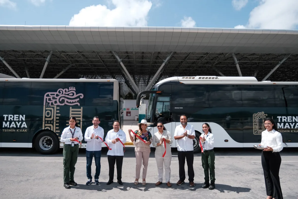 Tren Maya en la estación con pasajeros abordando