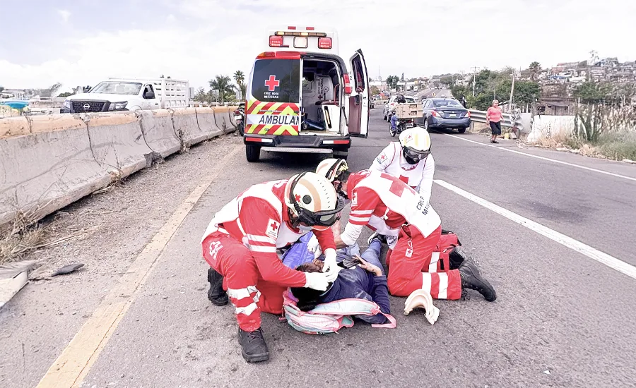 Ambulancia de la Cruz Roja atendiendo una emergencia en Cancún