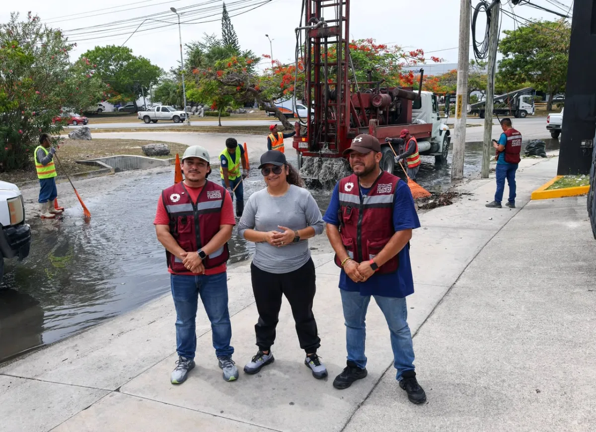 Cuadrilla municipal realiza desazolve en una vialidad de Cancún