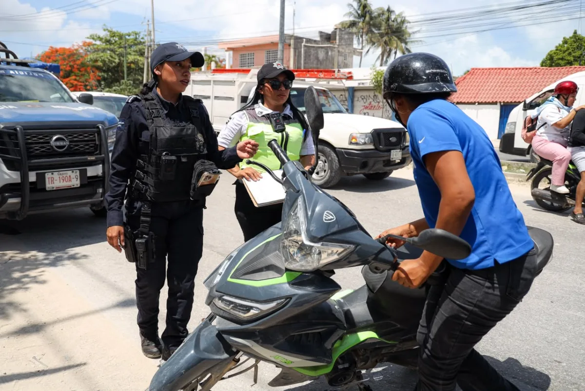 Agentes de tránsito revisan motocicletas en un operativo vial en Cancún