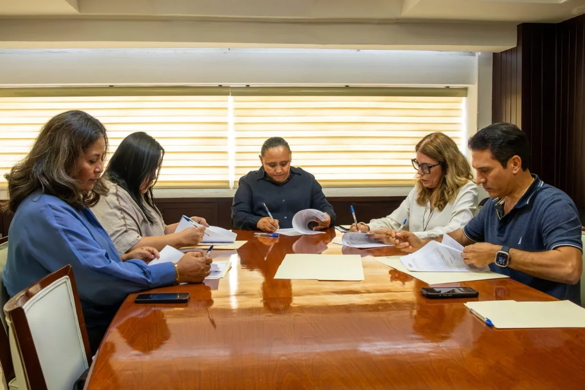 Person signing a will before a notary in Quintana Roo