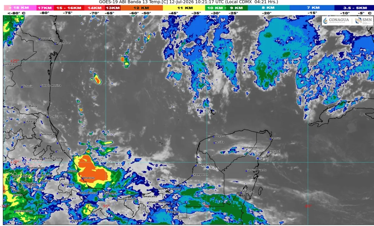 Cielo nublado con lluvia sobre la zona costera de Cancún