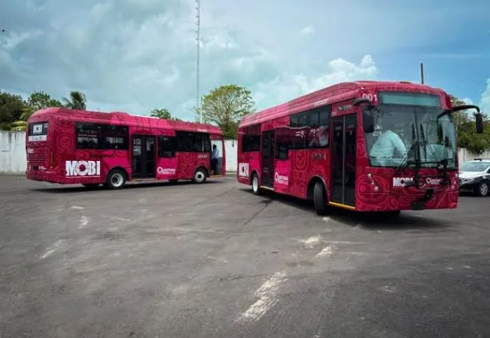 Unidad del sistema de transporte MOBI en una avenida de Cancún