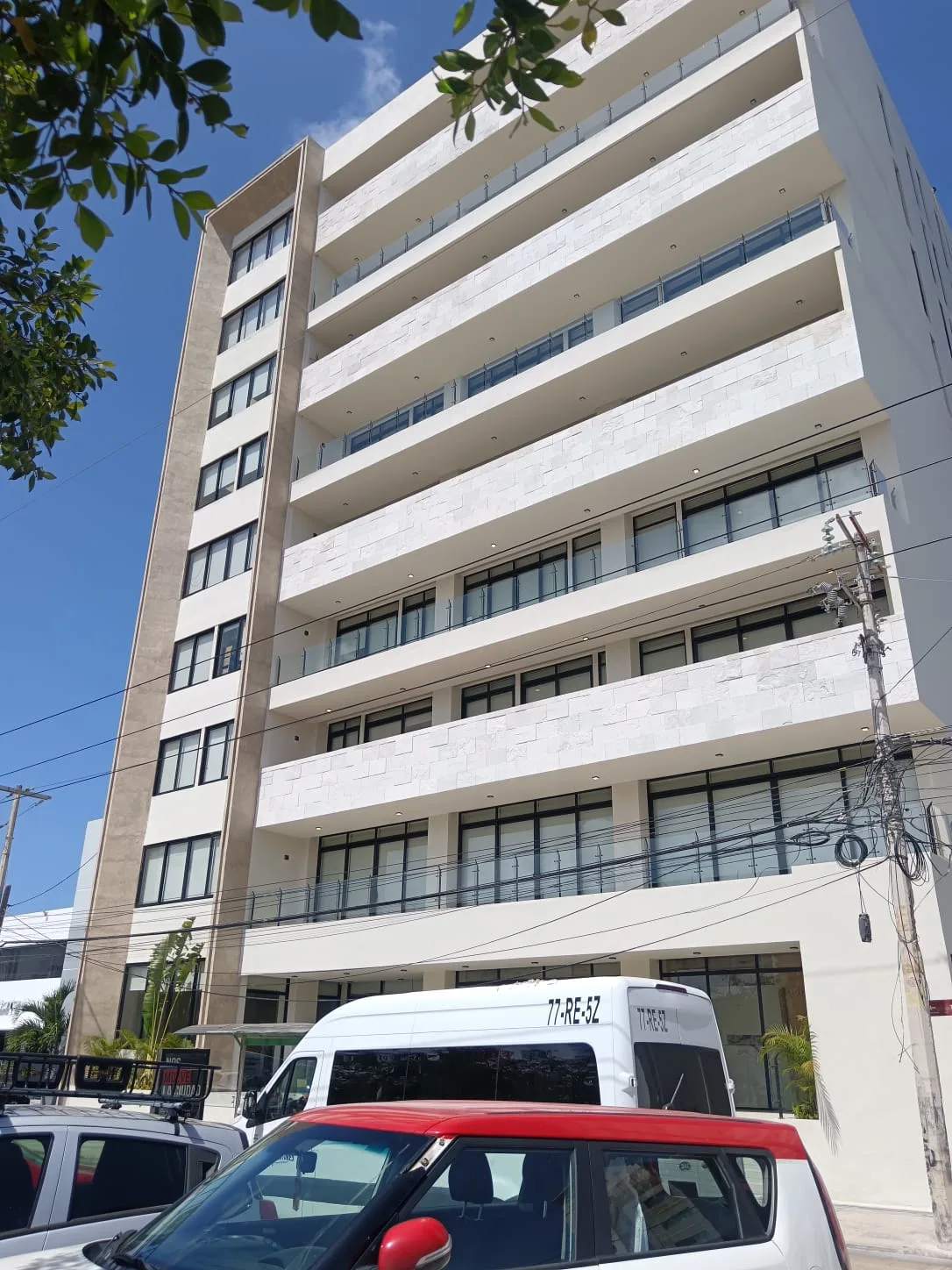 Fachada de oficinas gubernamentales de atención ciudadana en Cancún