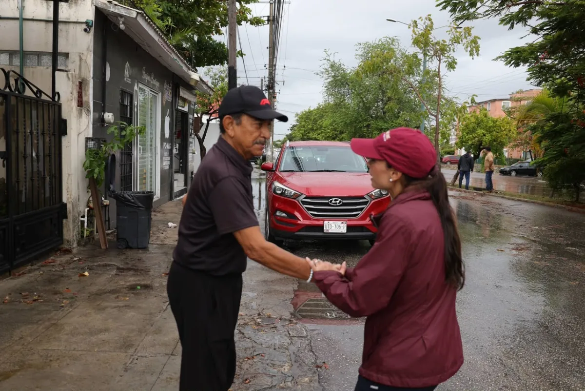 Municipal crews tackle street flooding on a Cancún avenue during heavy rain