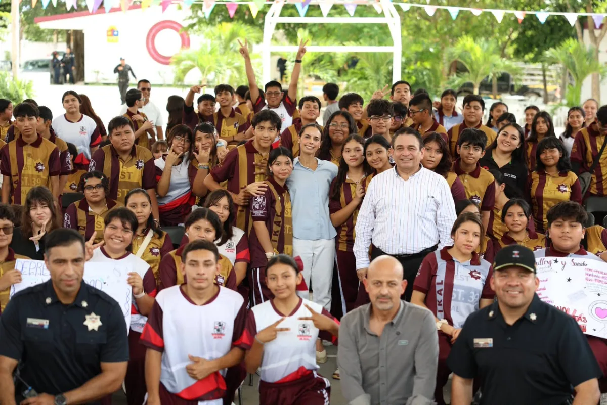 Estudiantes de secundaria en un taller de salud mental en Cancún