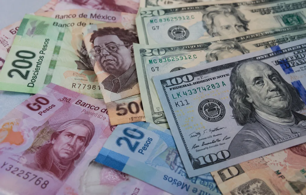 Billetes de peso mexicano y dólar estadounidense