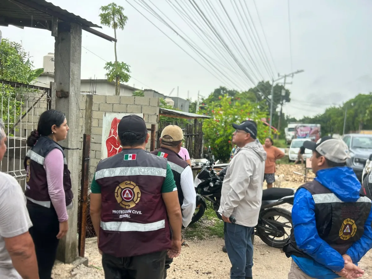 Personal de Protección Civil atiende calles inundadas en Bacalar