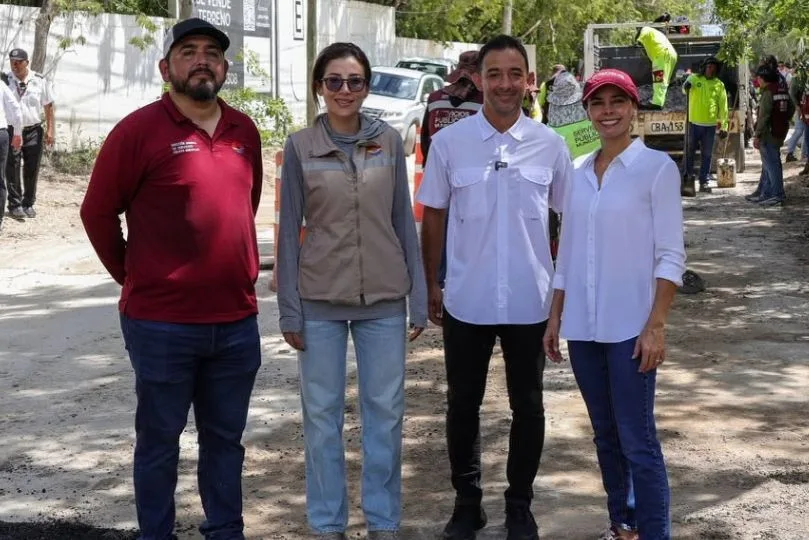 Trabajos de bacheo en la avenida De los Colegios, en Cancún