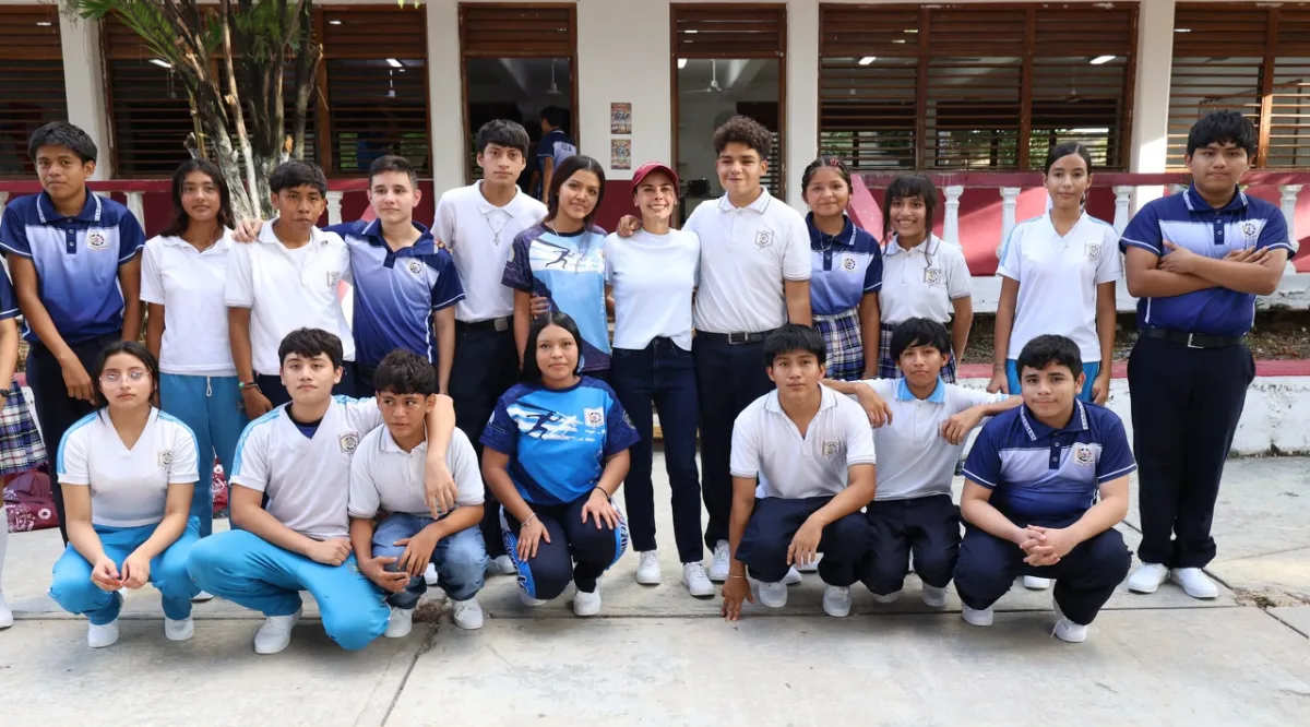 Entrega de tenis escolares a estudiantes en una secundaria de Cancún