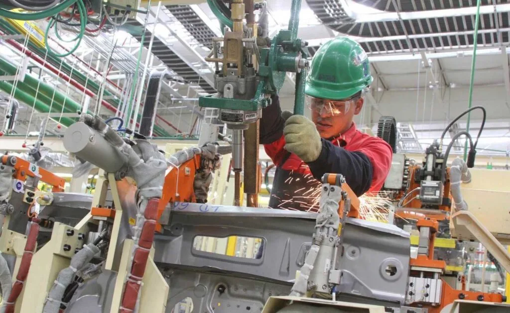 Planta manufacturera en México con línea de ensamble