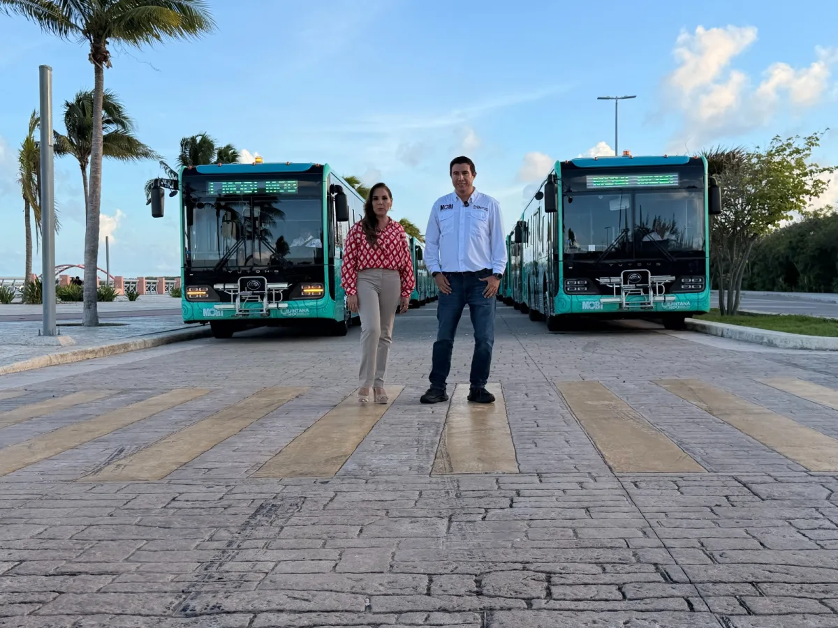 MOBI transit system bus on a Cancún avenue