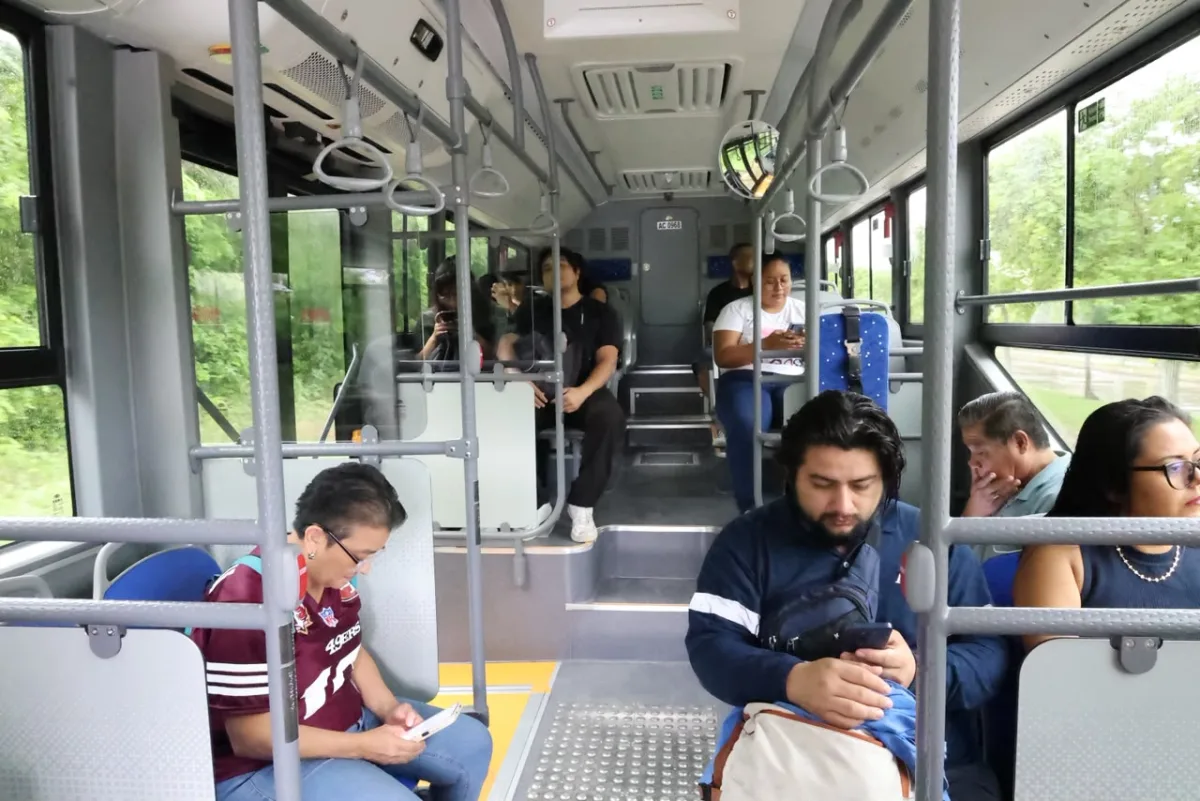 Unidad de la ruta 17 Leona Vicario del sistema MOBI en una avenida de Cancún