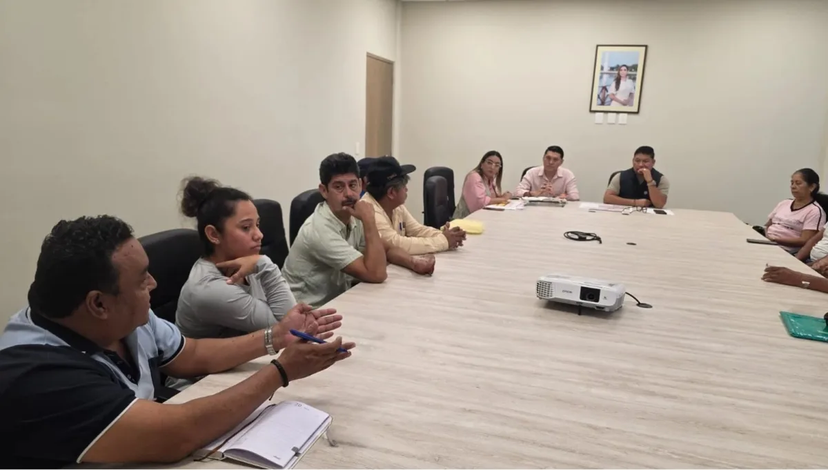 AGEPRO staff meet with neighborhood representatives in northern Quintana Roo