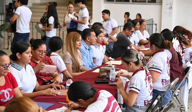 Estudiantes de secundaria pública con uniforme en un salón de clases