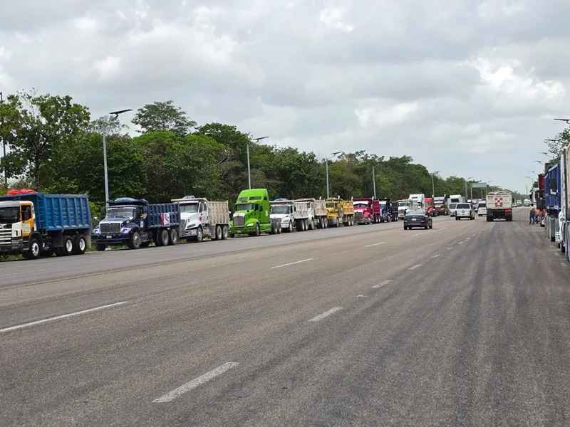 Volquetes de sindicatos de Quintana Roo durante una movilización en Tulum