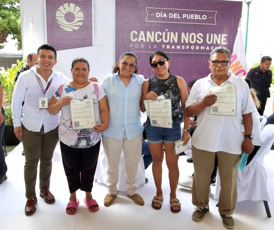 Ciudadanos realizan trámites municipales en la jornada Día del Pueblo en Cancún