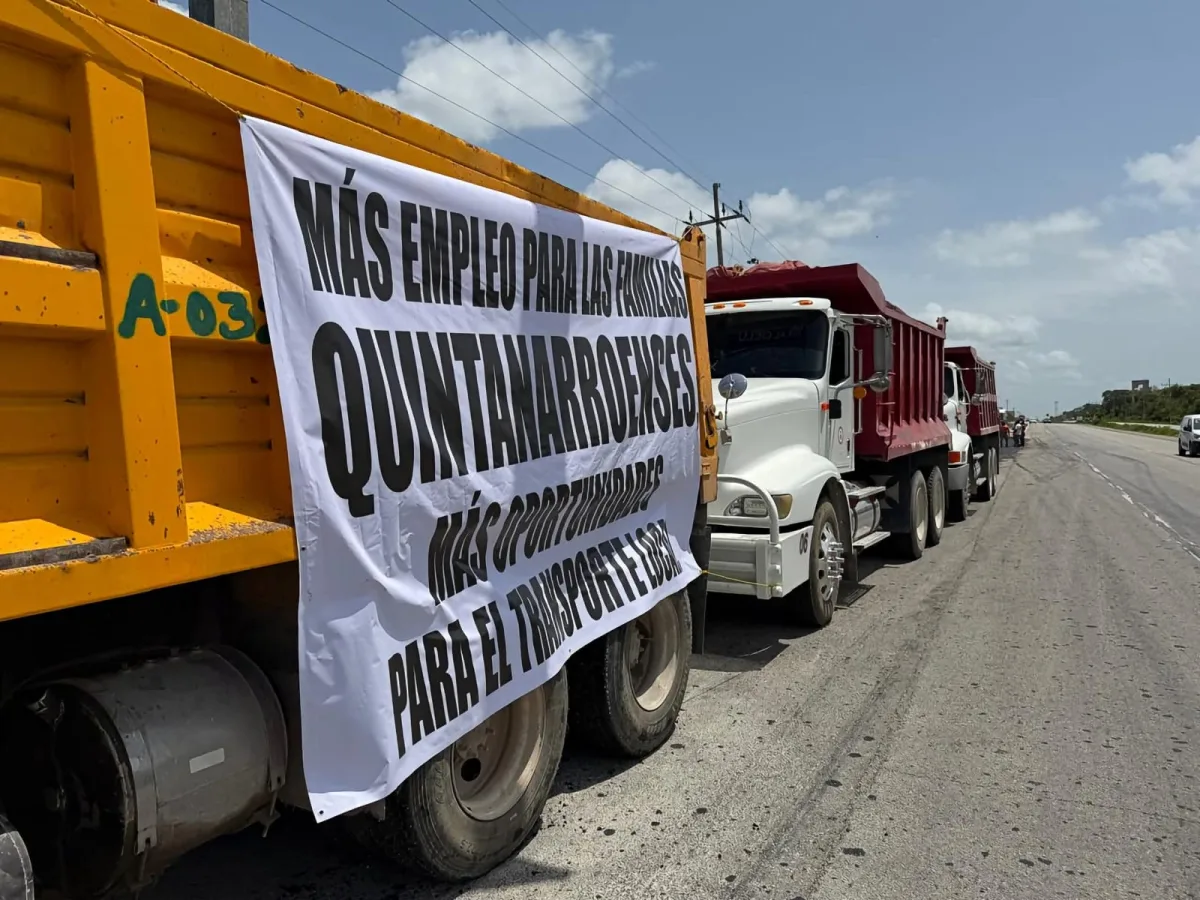 Volquetes de transportistas de Quintana Roo estacionados tras la suspensión de protestas