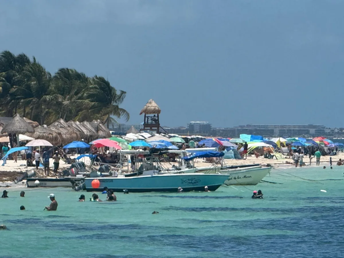 Turistas nacionales en la playa de Cancún durante el verano