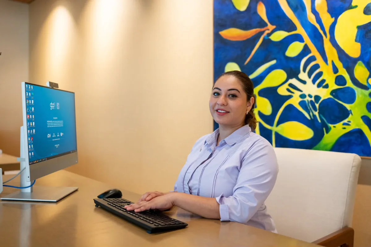 Prestadores de servicios turísticos atienden a visitantes en Cancún
