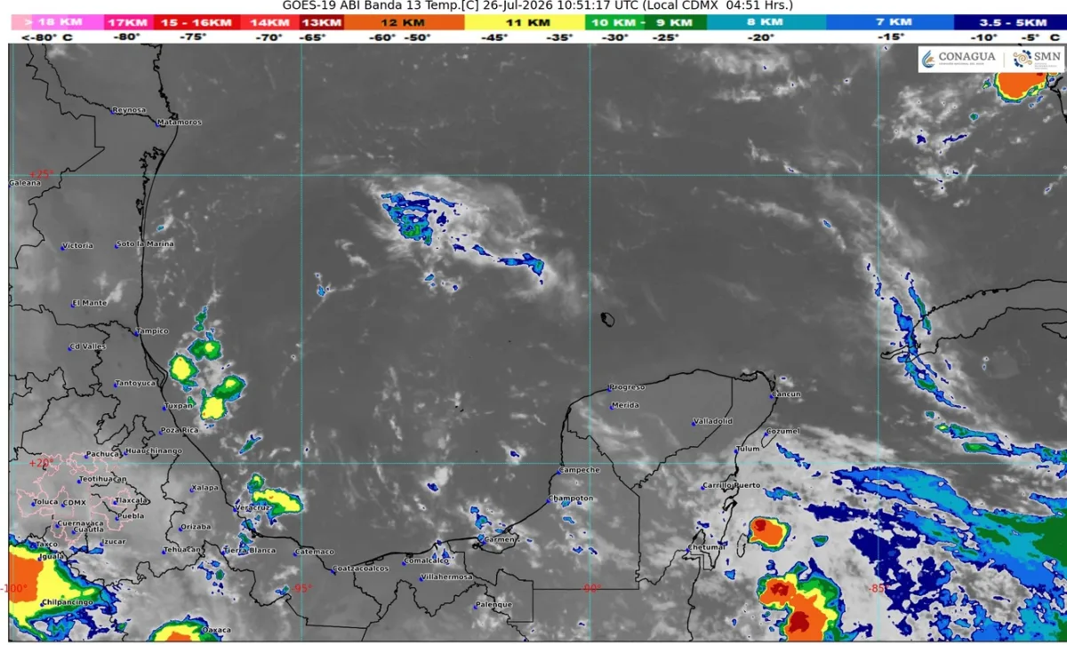 Nubes de tormenta sobre la costa caribeña con relámpagos al atardecer