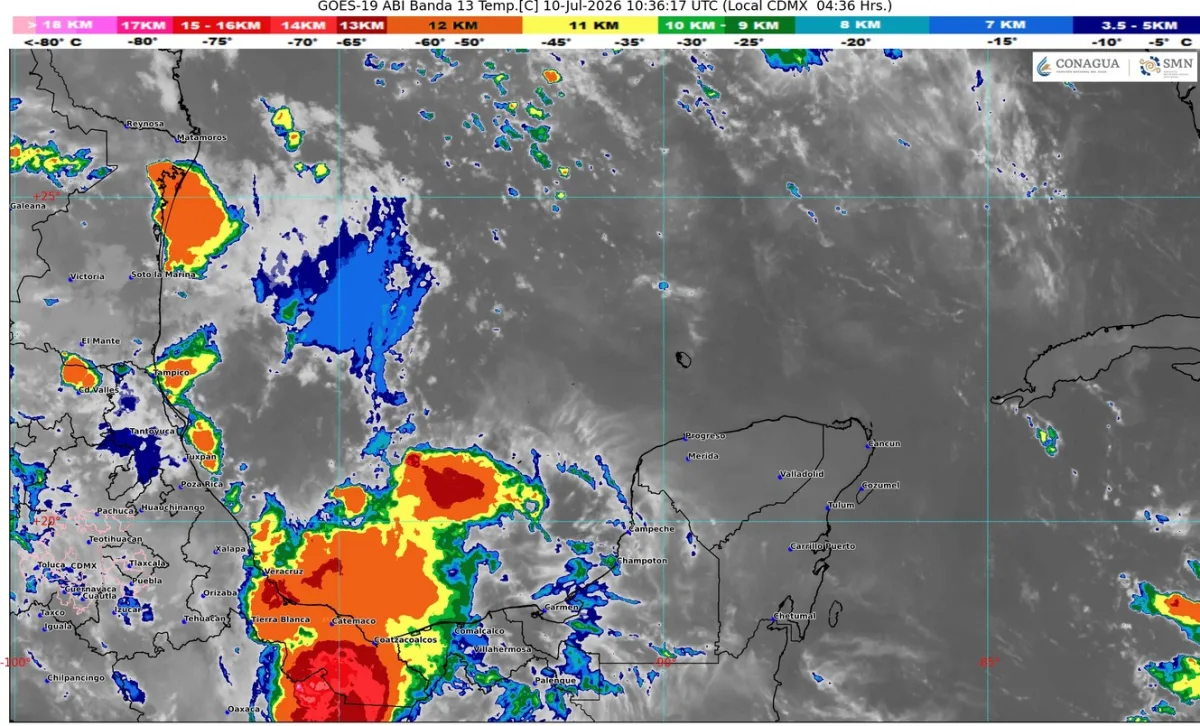 Cielo nublado con lluvia sobre la costa de Quintana Roo