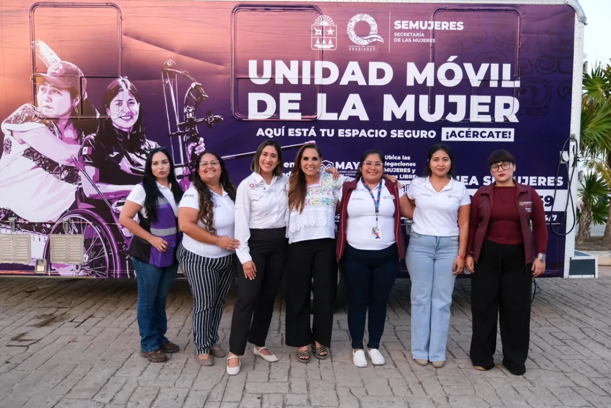 Unidad móvil de la Secretaría de las Mujeres de Quintana Roo con personal de psicología y trabajo social