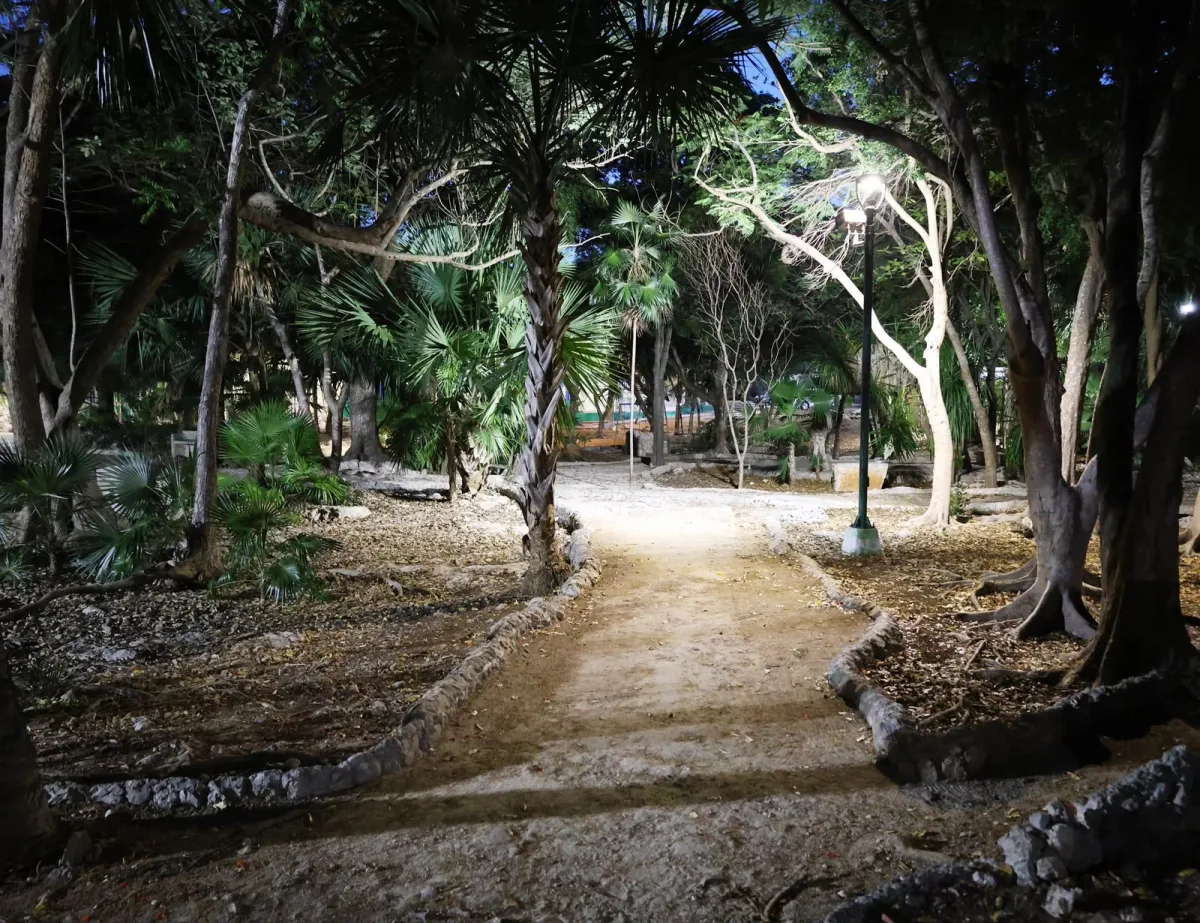 Trabajos de instalación de luminarias en un parque de Cancún