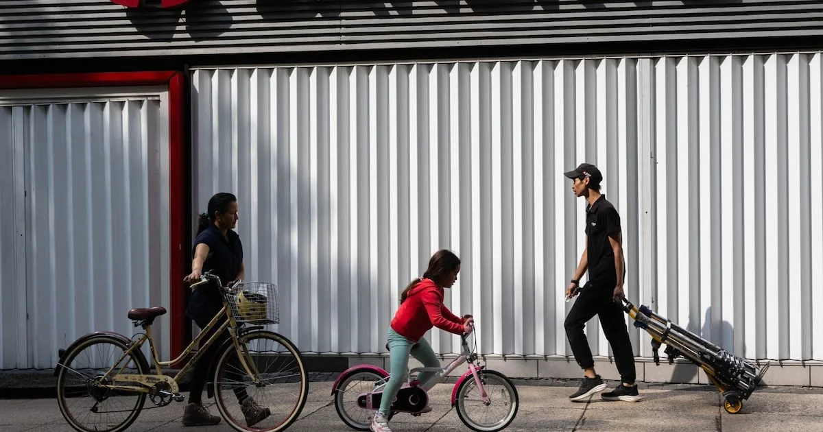 Fachada de una sucursal bancaria en una avenida de la Ciudad de México con anuncios de crédito al consumo.