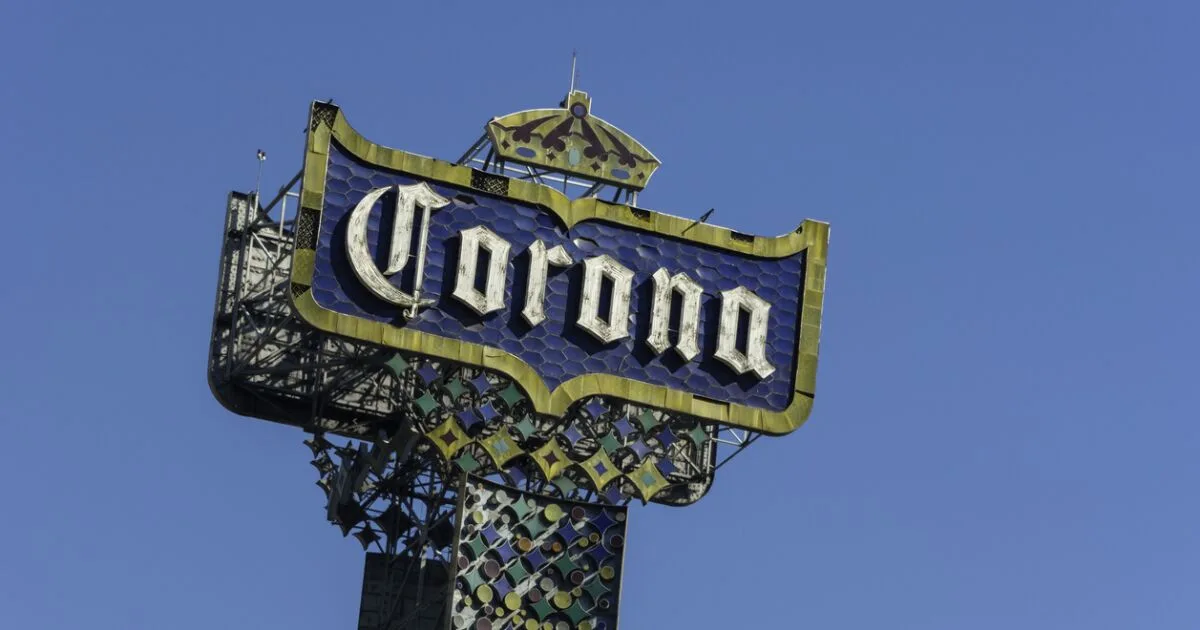 Botellas de cerveza Corona Extra sobre una barra de bar en la Zona Hotelera de Cancún.