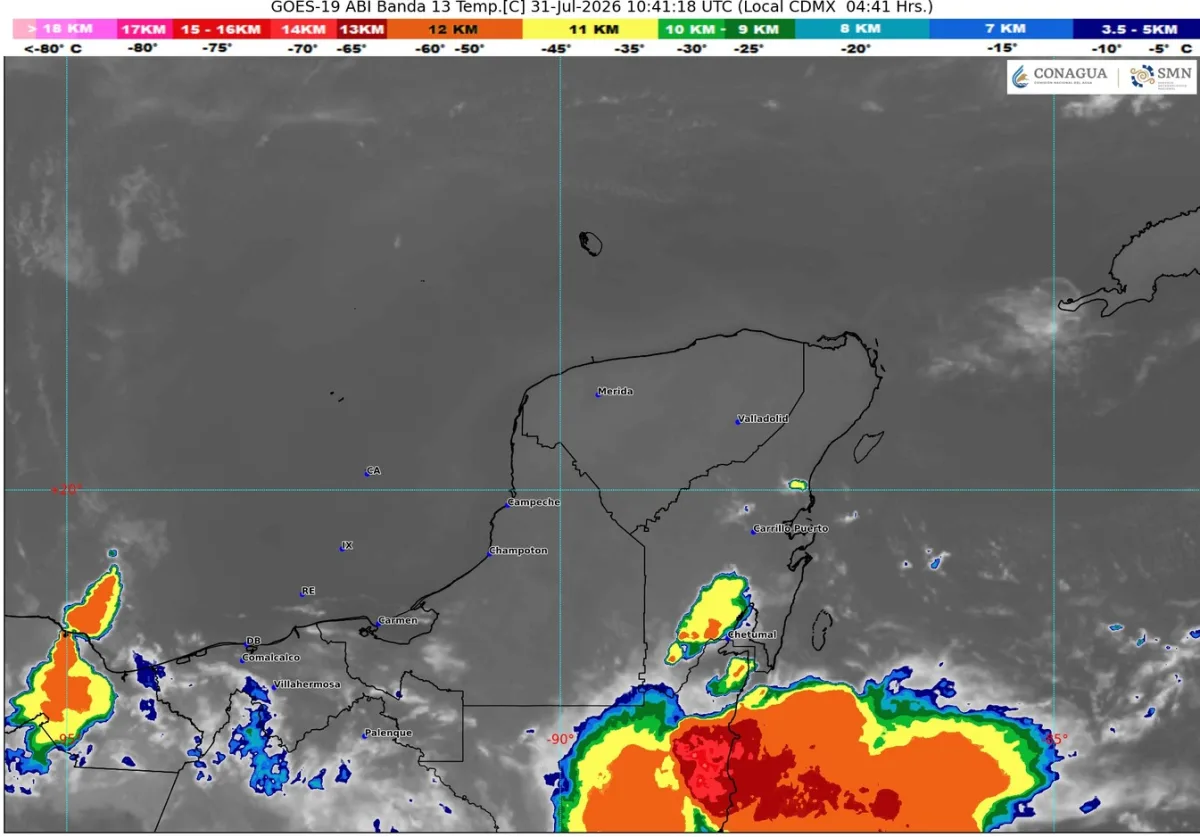 Cielo parcialmente nublado sobre la zona hotelera de Cancún con acumulación de nubes de tormenta al fondo.