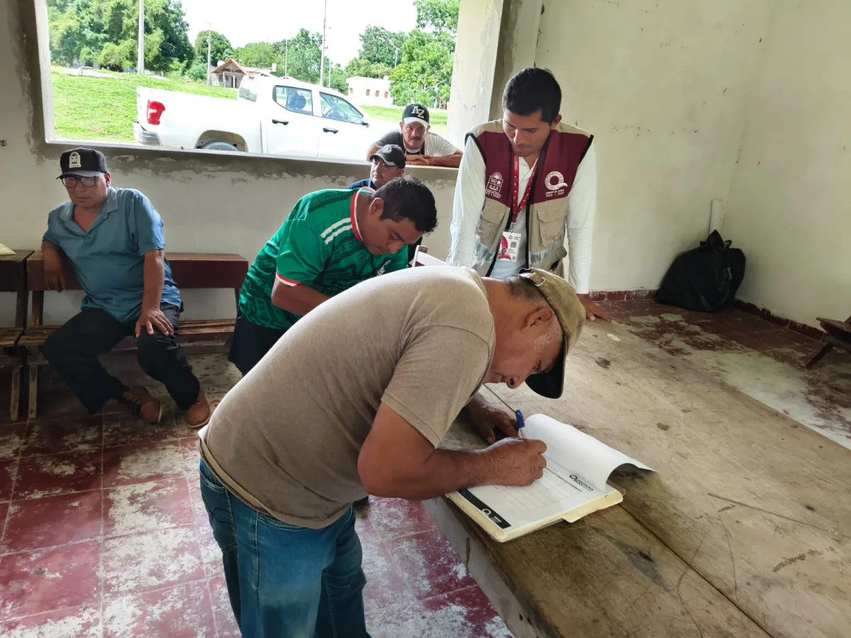 Reunión de un comité ciudadano de contraloría social en Quintana Roo