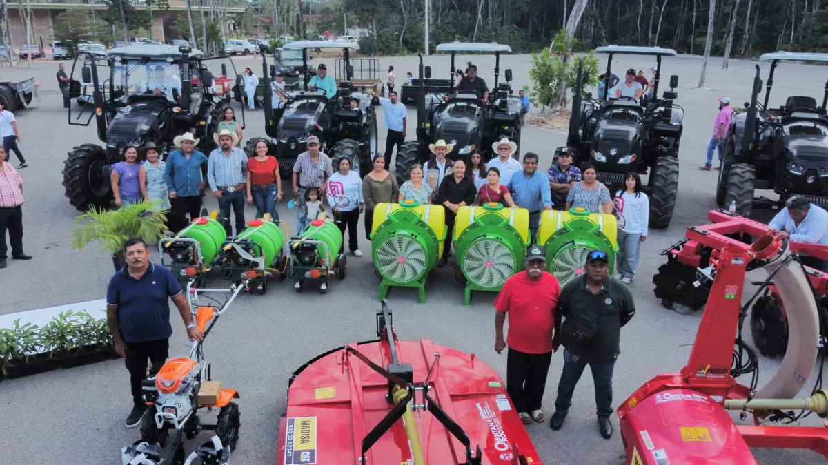Productores agrícolas de Quintana Roo reciben tractores y remolques nuevos en un evento oficial encabezado por SEDARPE.
