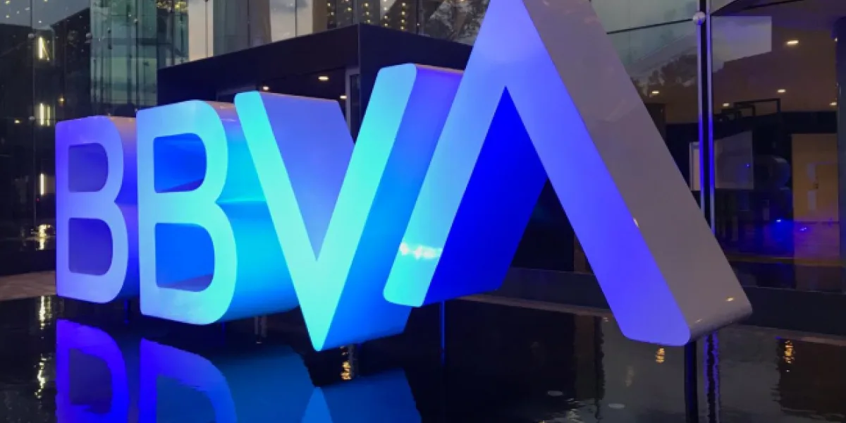 Sucursal bancaria con clientes en ventanilla
