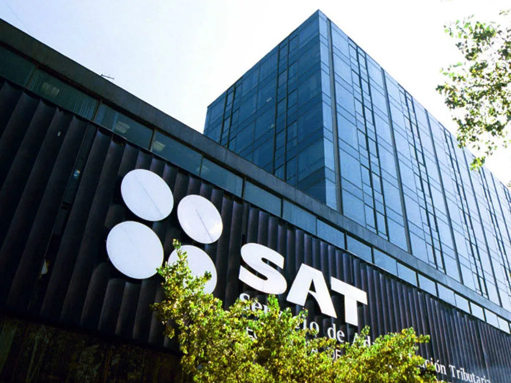 Fachada de oficinas del SAT con logotipo institucional