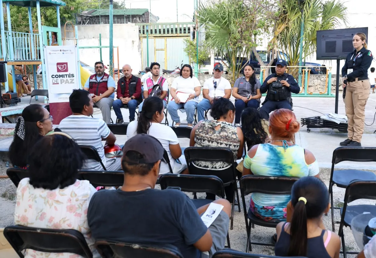Residents and municipal police during a Peace Committee meeting in a Cancún Supermanzana